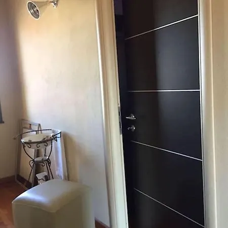 Alex Airport Bed & Breakfast Elmas